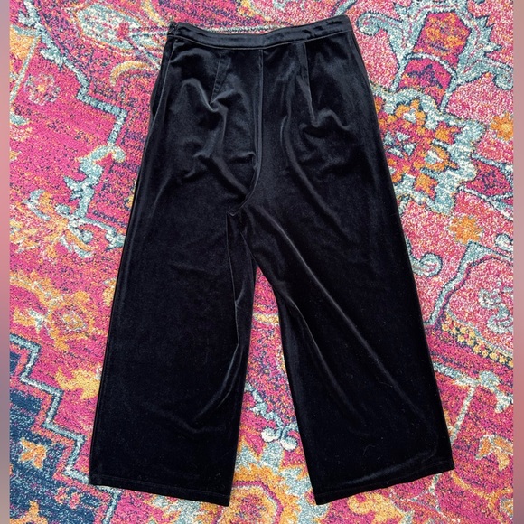 Abercrombie & Fitch | Women’s black velvet side zip wide leg cropped pants, sz S - Picture 4 of 12